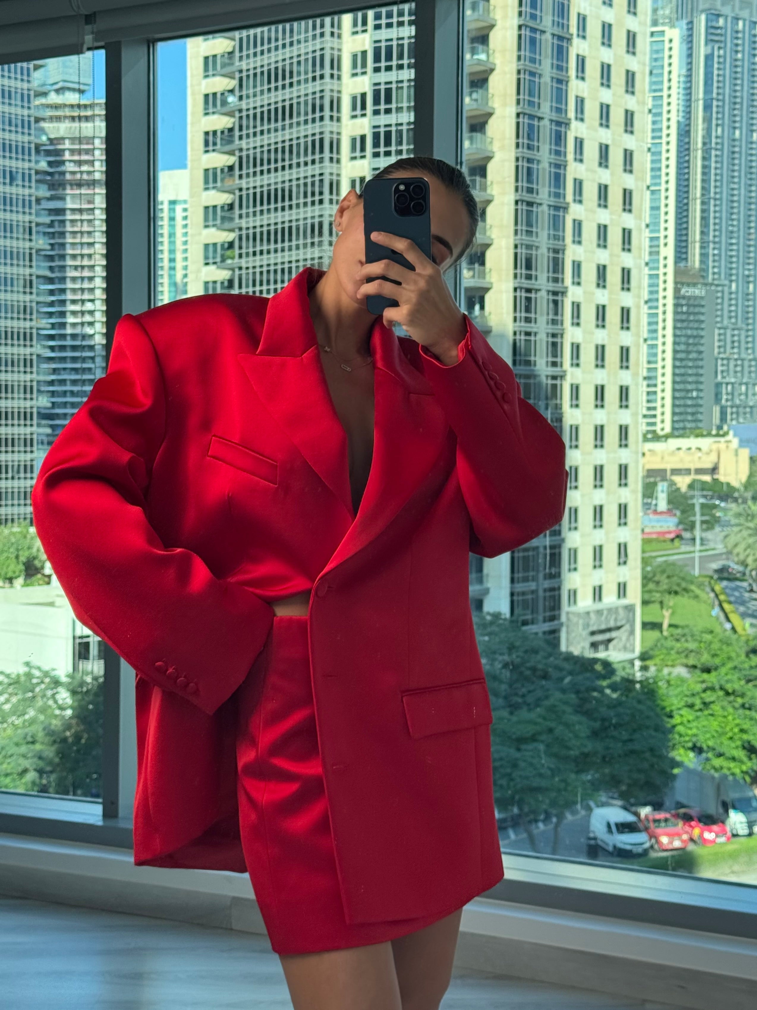 تنورة باللون الأحمر