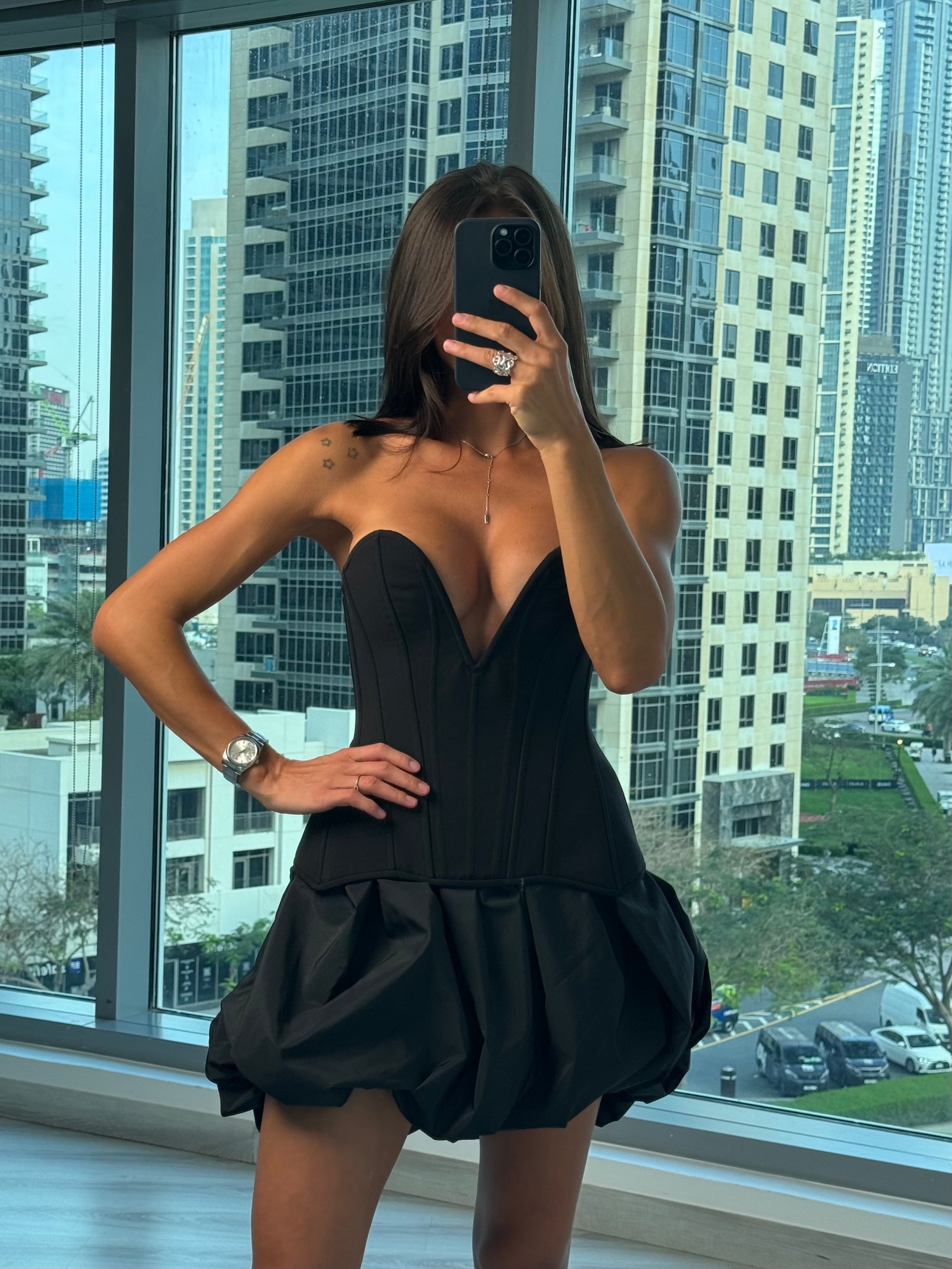 كورسيه طويل على شكل حرف V باللون الأسود