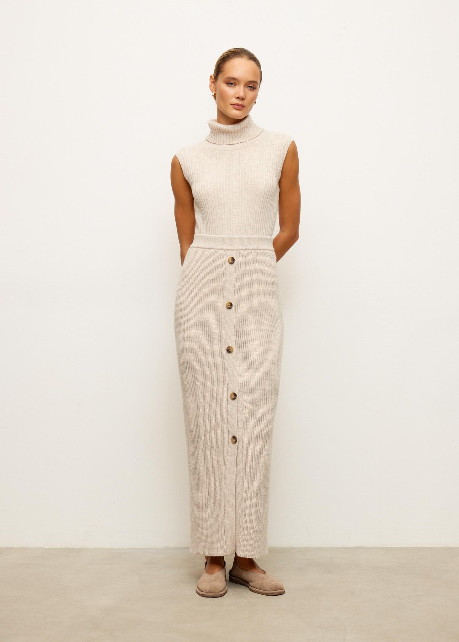 تنورة تاتوم بأزرار باللون الكريمي