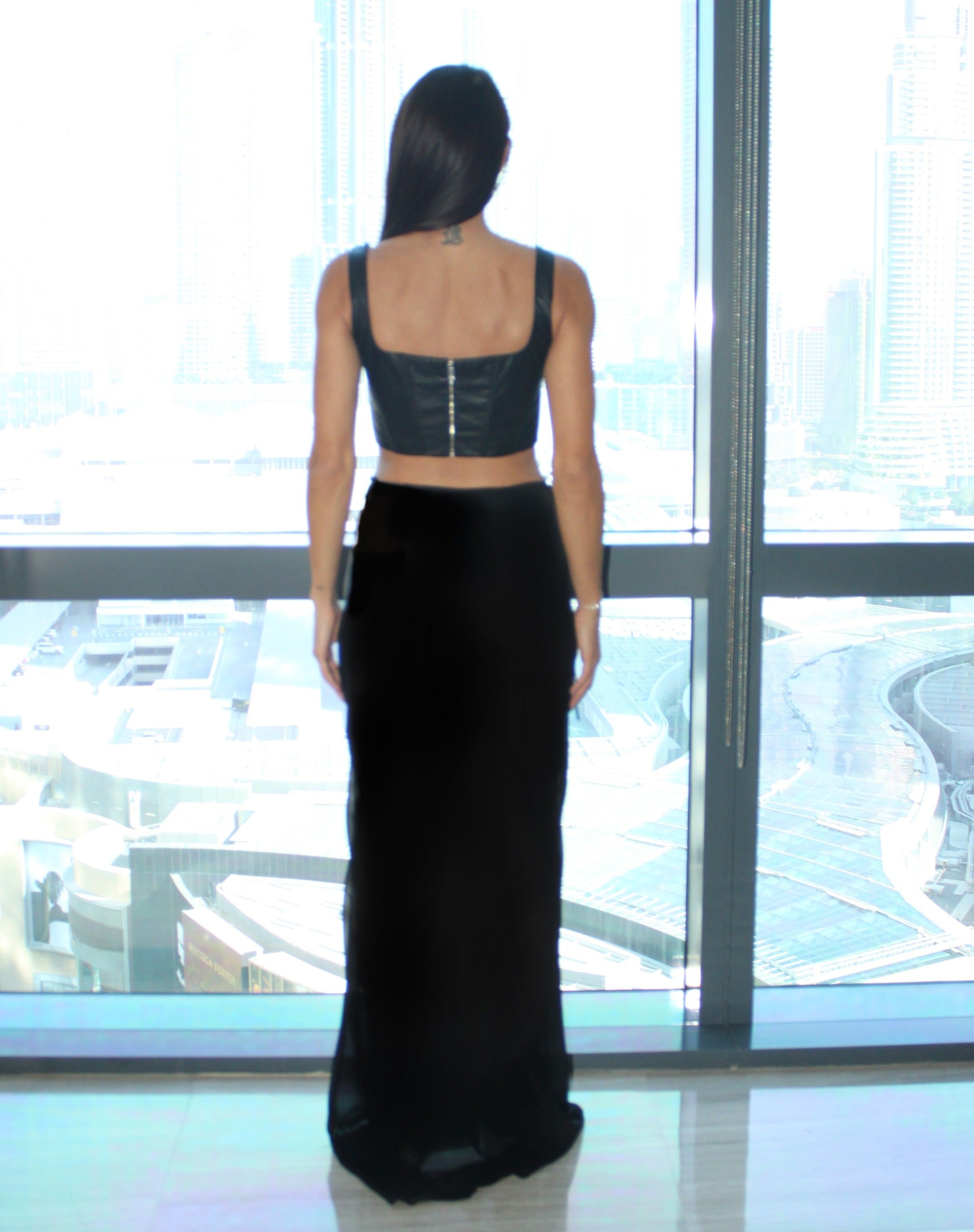 كورسيه جلدي قصير باللون الأسود