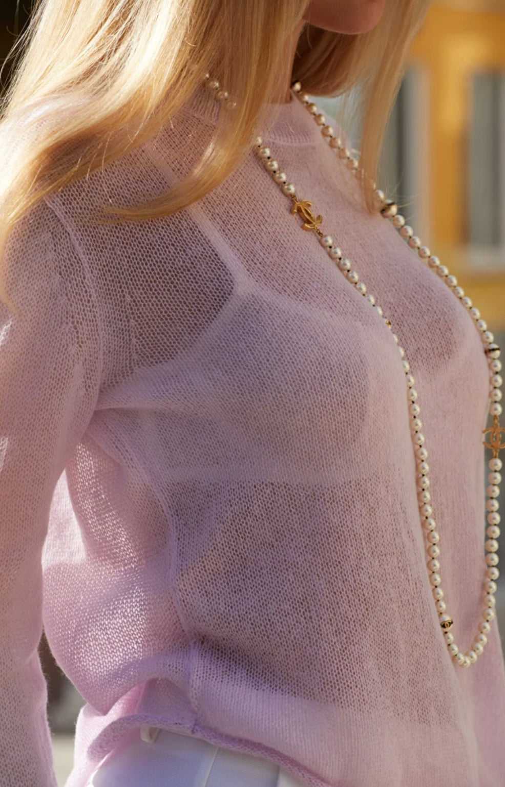 قميص شبكي بأكمام طويلة باللون الوردي