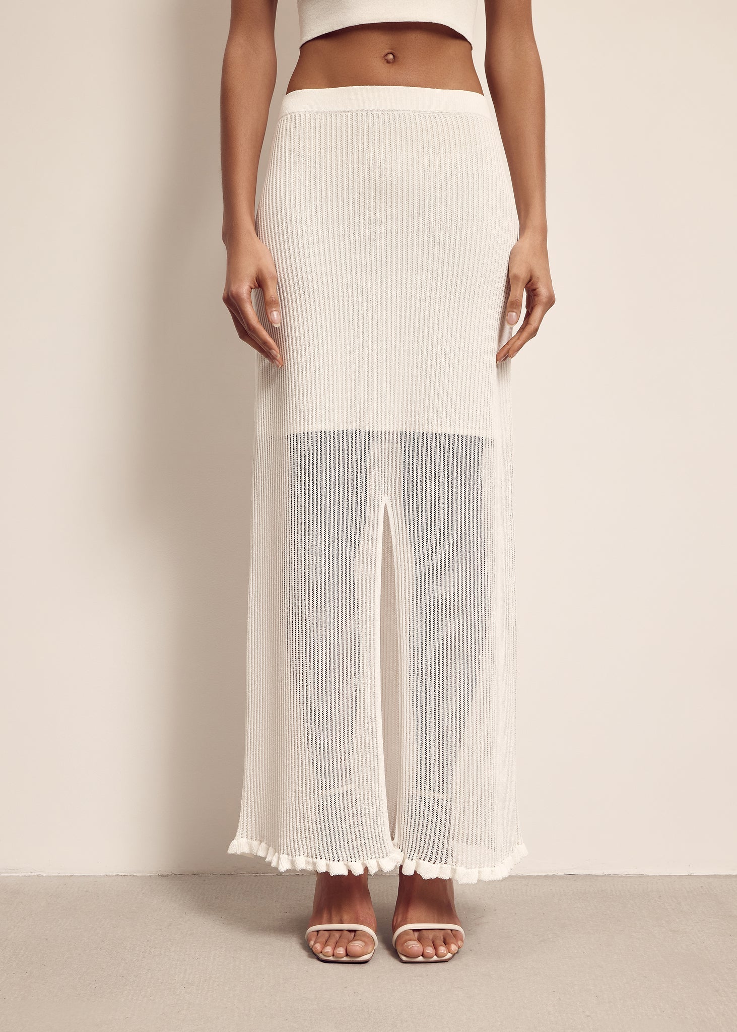 تنورة ميلا باللون الكريمي