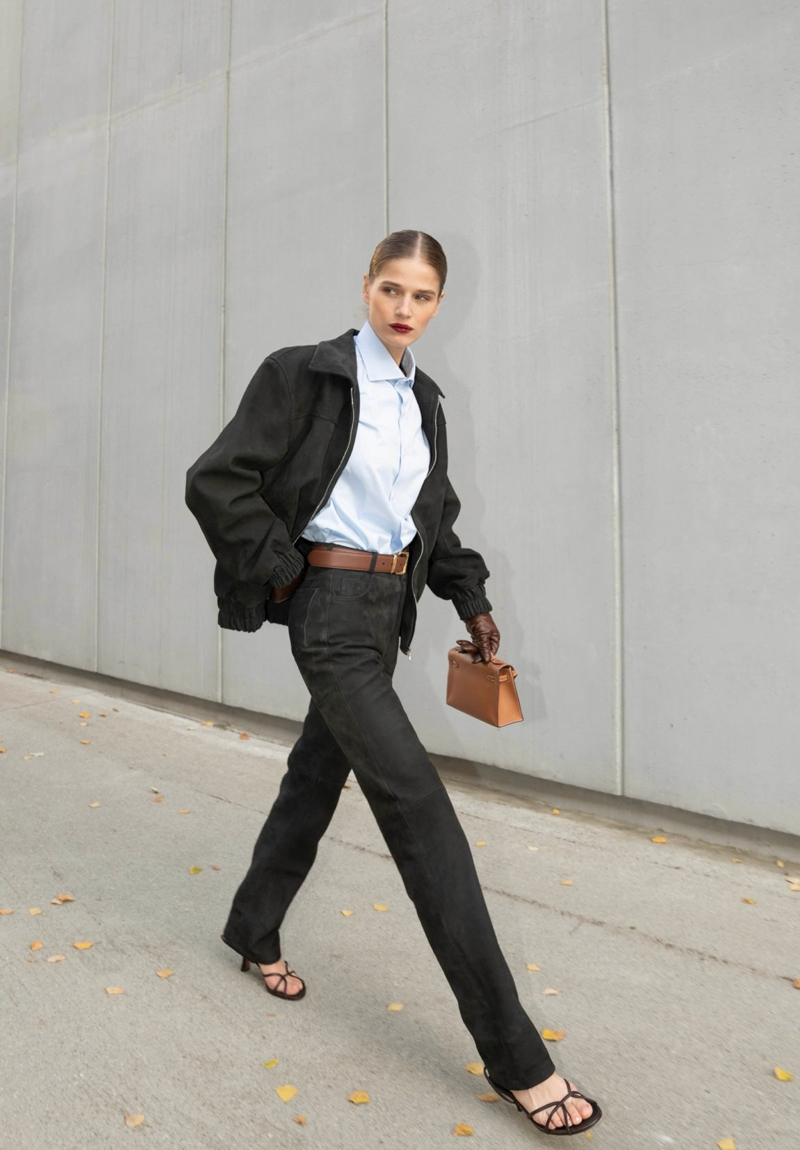 بنطلون من جلد الغزال باللون الرمادي