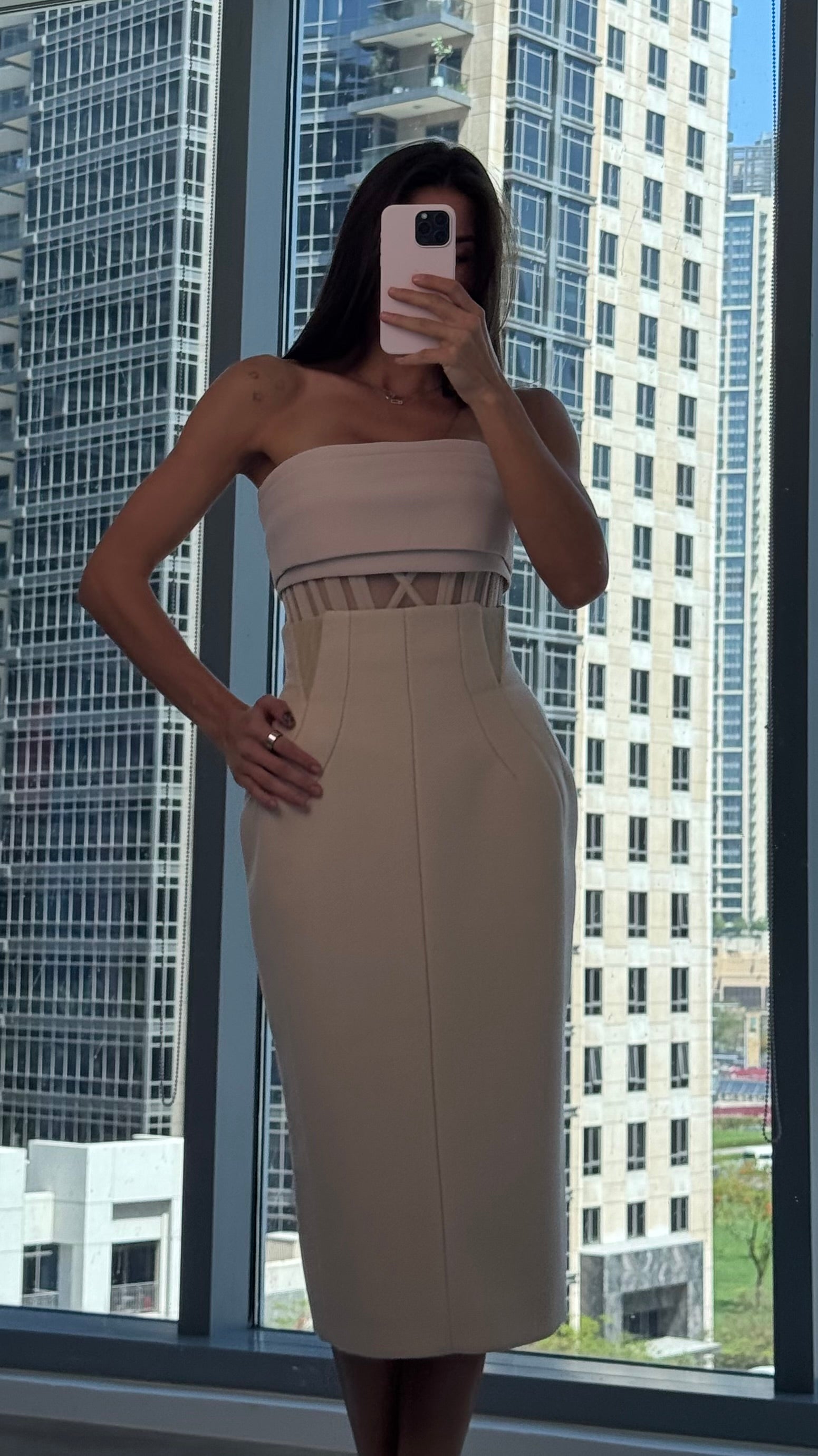 تنورة باللون الكريمي