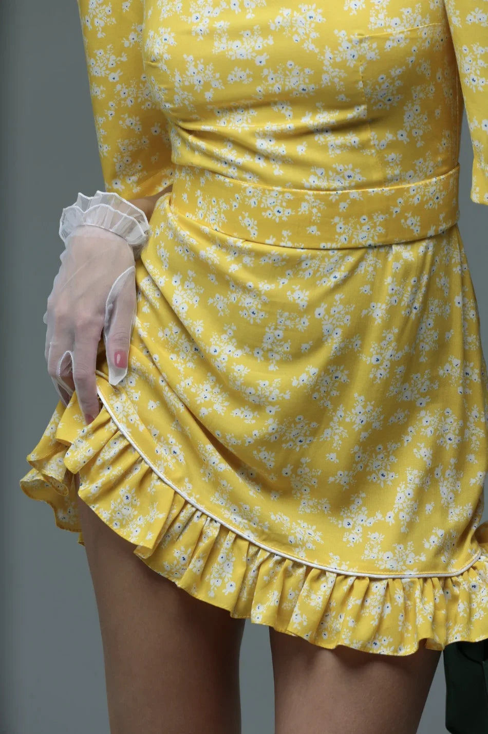 Robe courte jaune avec ceinture