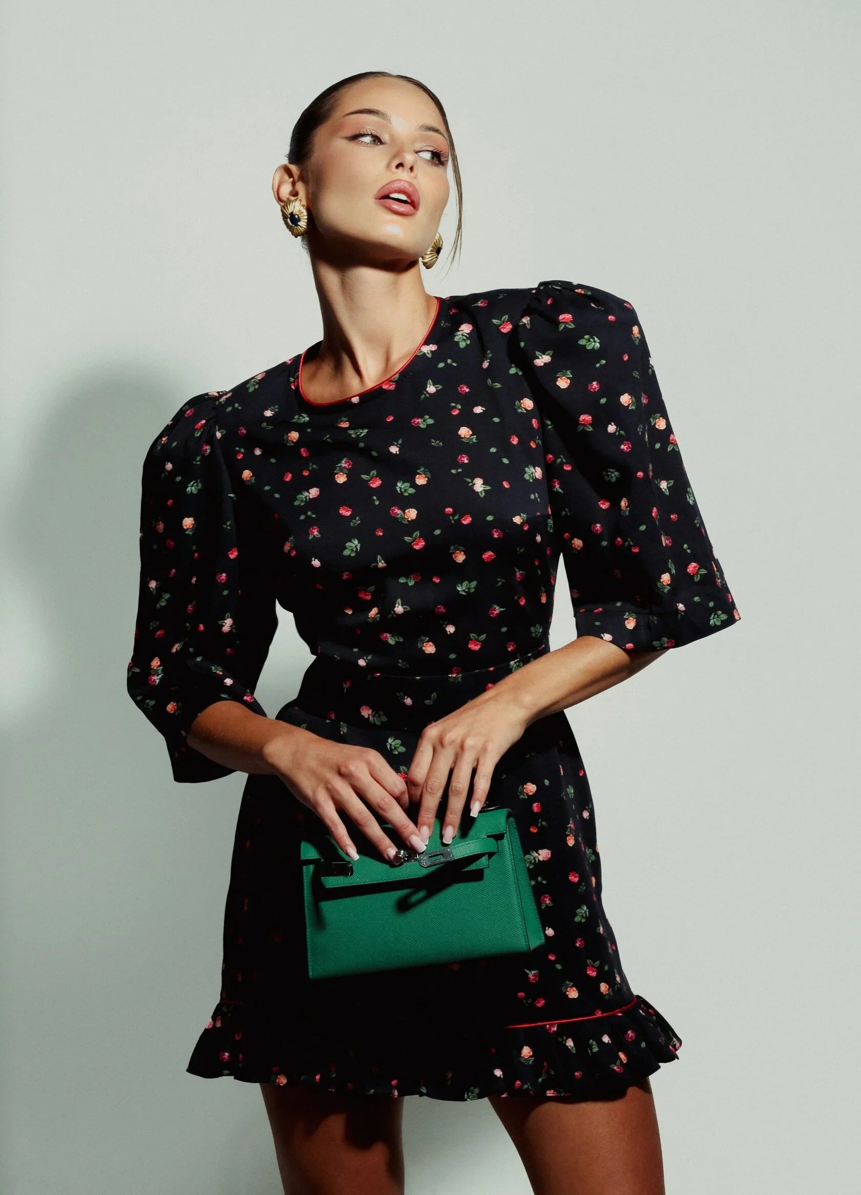 فستان قصير باللون الأسود مع حزام