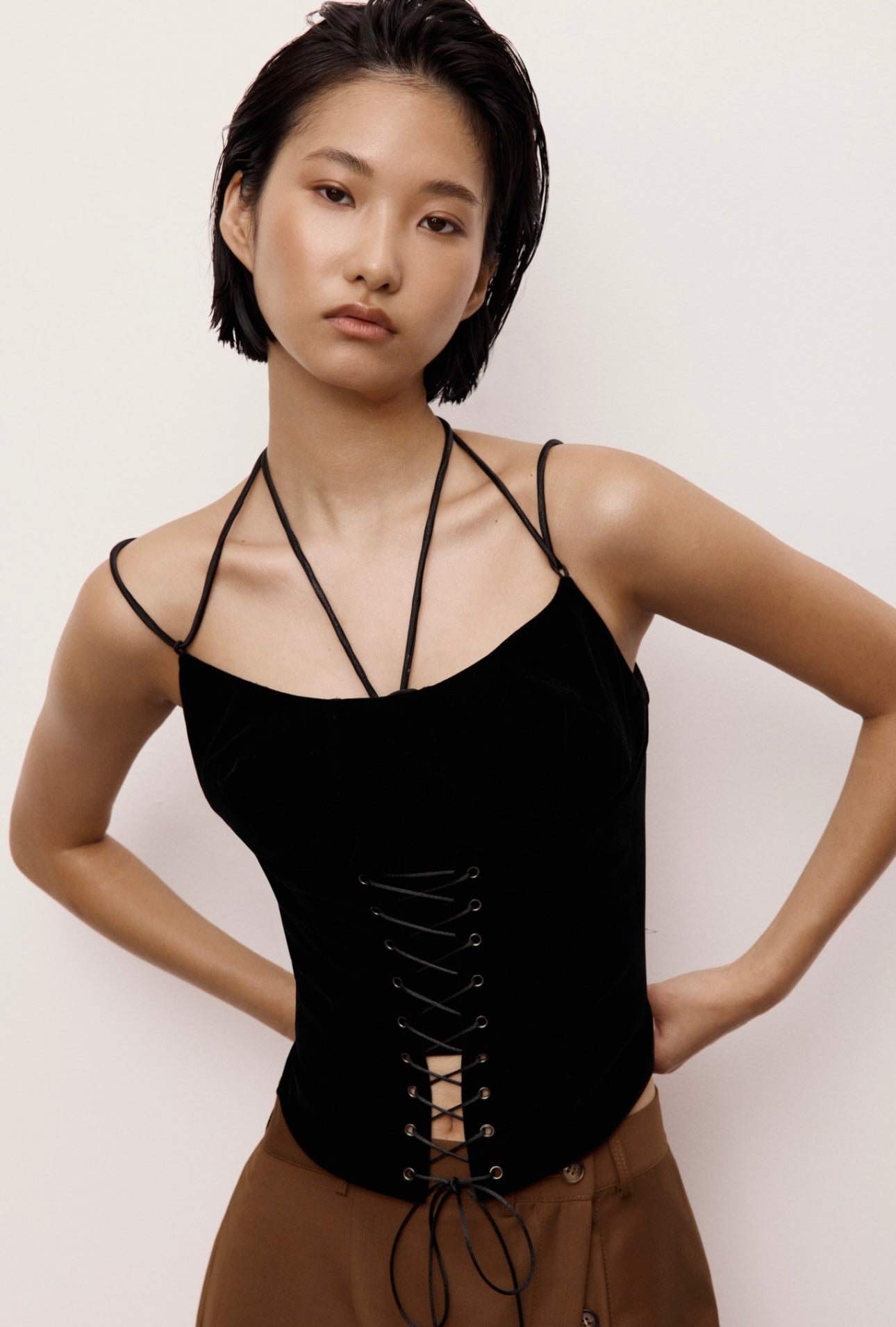 Corset en velours noir à lacets