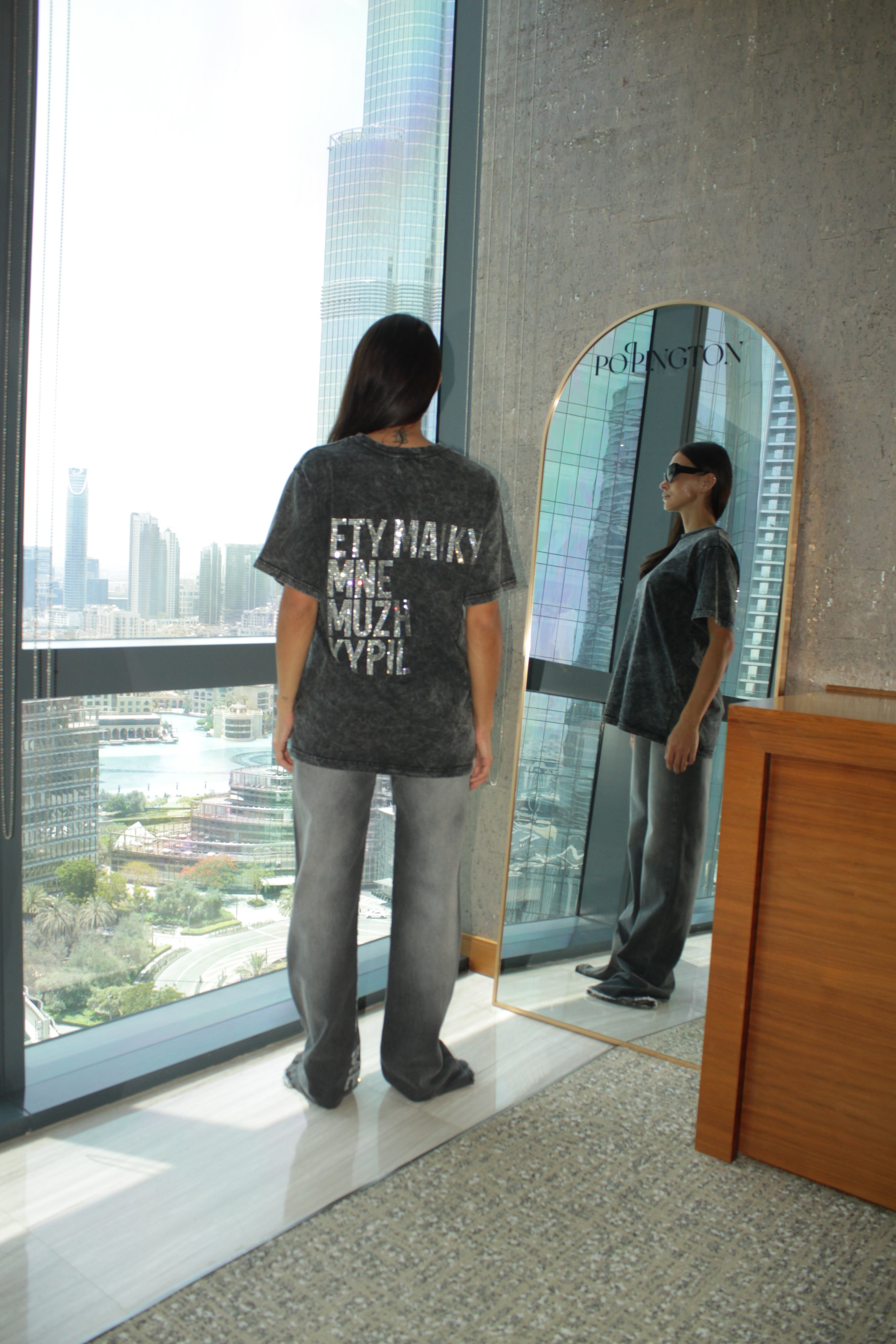 تي شيرت 'ETY MAIKY MNE MUZH KYPIL'