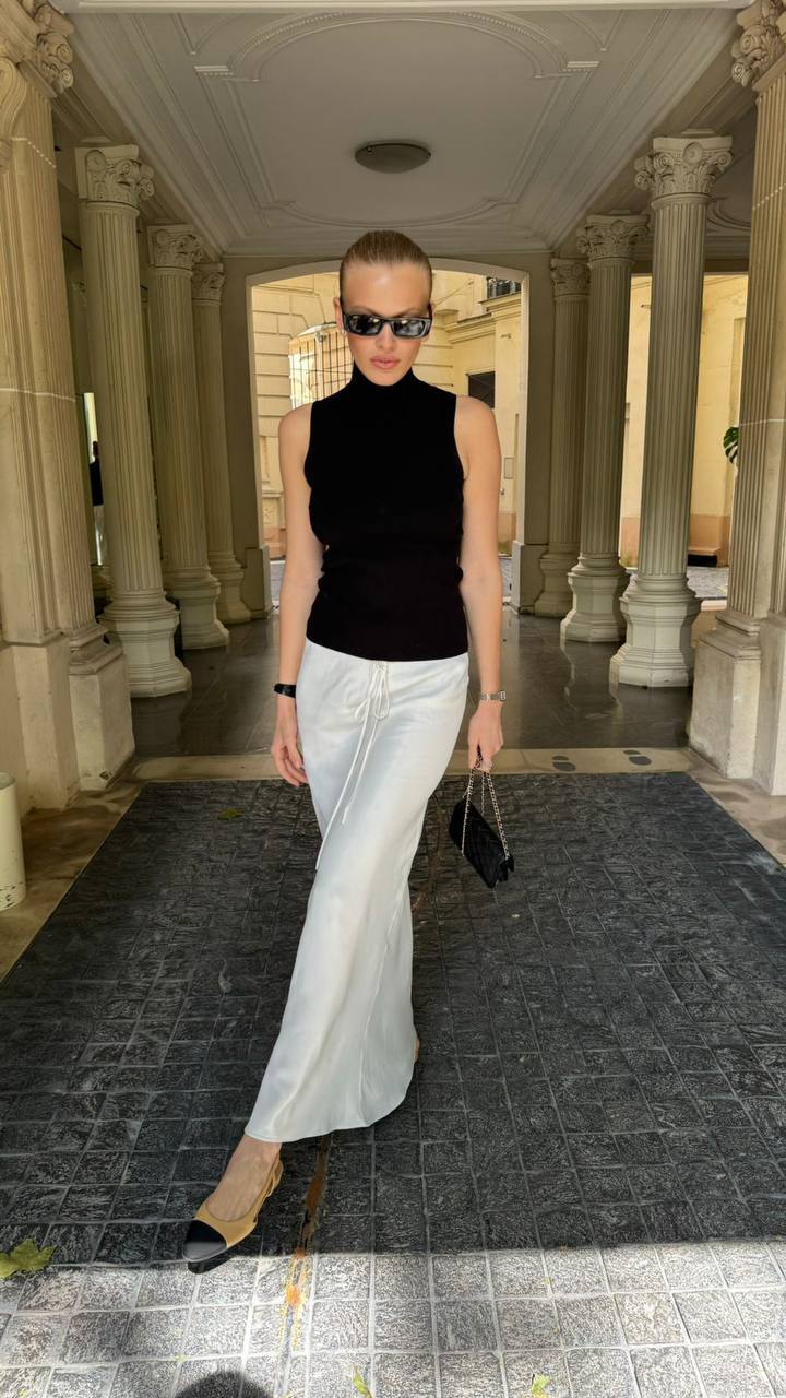 تنورة ساتان مع دانتيل باللون الكريمي